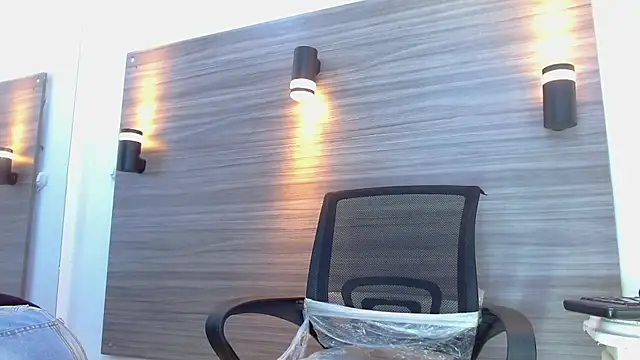 LuckyBluex online show from April 7, 9:10 am