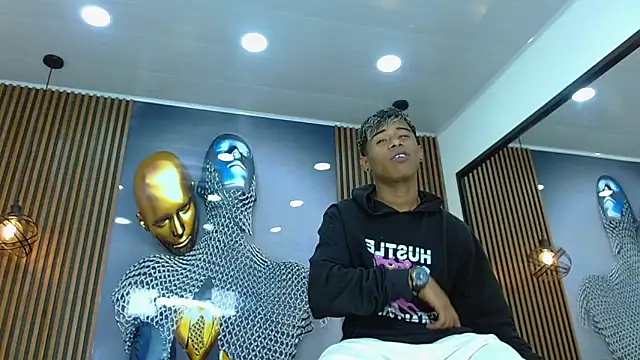 LuckyBluex online show from April 10, 12:10 pm