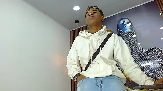 LuckyBluex online show from April 13, 12:10 pm