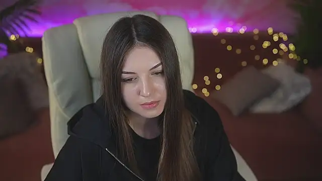 LindsyRawr online show from April 1, 7:00 pm