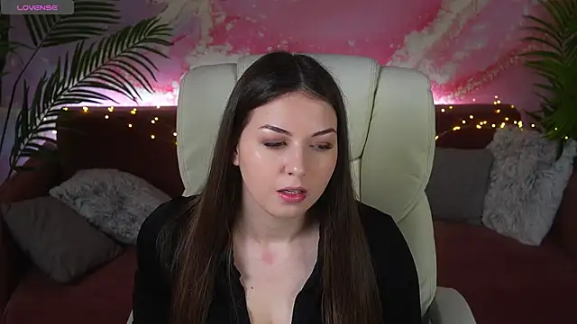 LindsyRawr online show from April 16, 8:53 pm