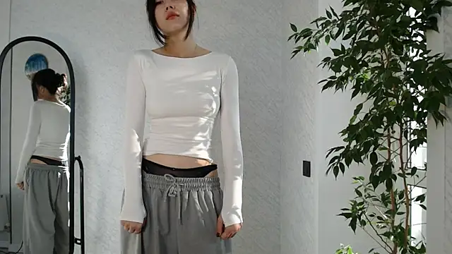 SecretTiny online show from April 8, 2:00 am