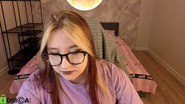 Luna Host online show from April 7, 1:28 am