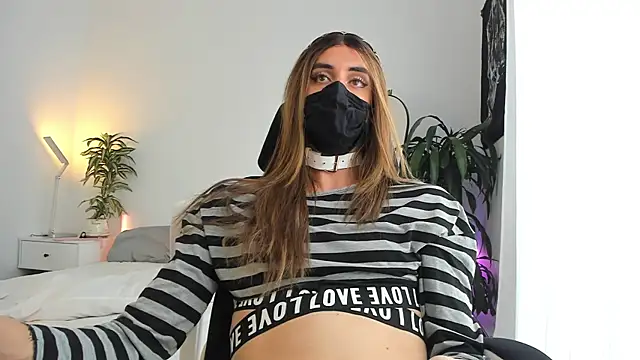 LilyReina online show from April 14, 6:36 pm