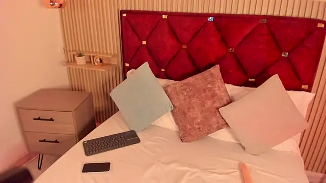 VictoriaKane online show from April 16, 1:45 pm