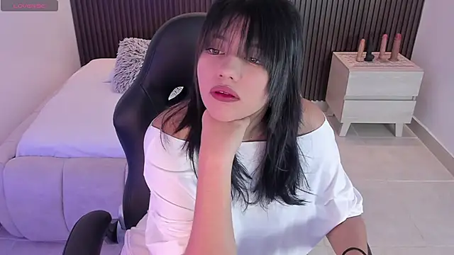 MILLYEVANS1 online show from April 13, 2:39 am