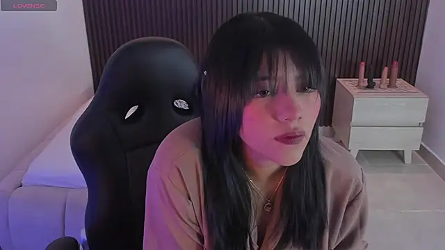 MILLYEVANS1 online show from April 14, 3:01 am