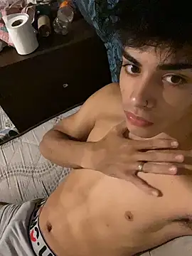 AgusTr online show from April 2, 4:10 am