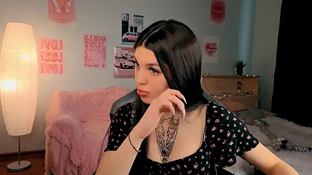 molly rettyy online show from April 17, 4:37 am