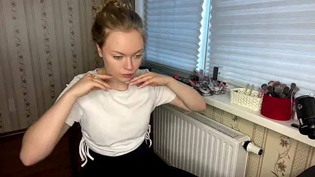 LolaZola online show from March 31, 11:32 am