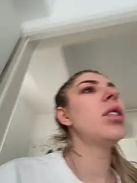 Snapshot of AishaDiamond chatting on May 6, 4:19 am AishaDiamond online show from May 6, 4:19 am
