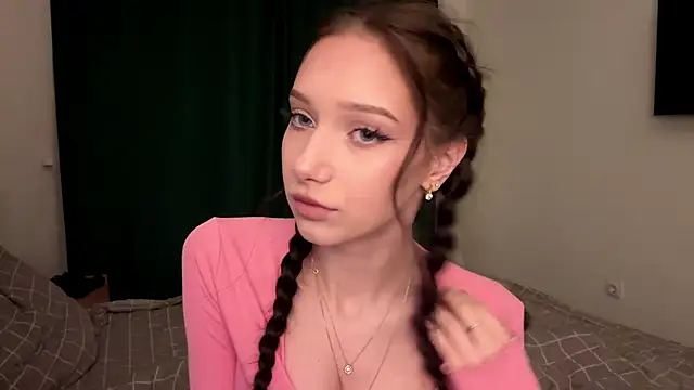 MiaNewstrom online show from April 8, 8:20 pm