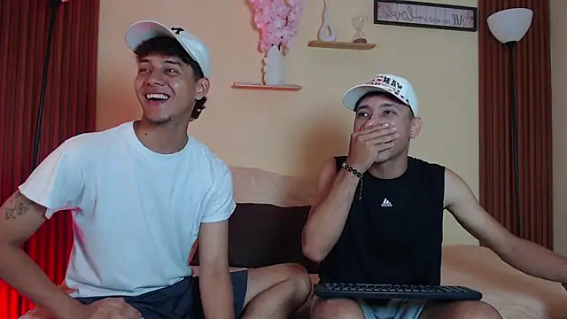 TwoHotTrouble  online show from April 7, 9:26 pm