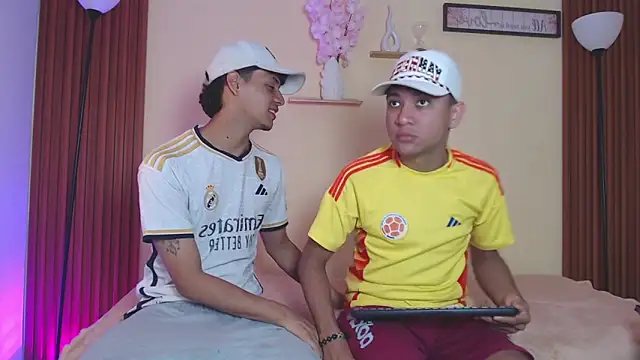 TwoHotTrouble  online show from April 8, 9:48 pm