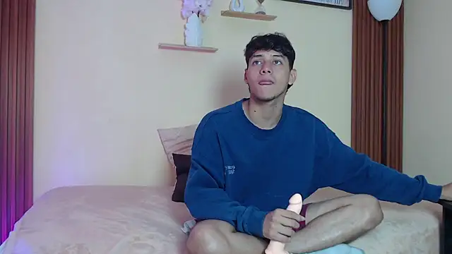 TwoHotTrouble  online show from April 9, 9:31 pm