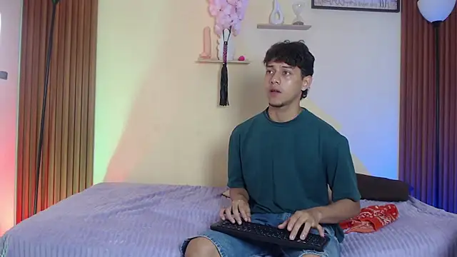 TwoHotTrouble  online show from April 17, 8:12 pm