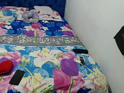 kiaraluna  online show from May 7, 12:16 am