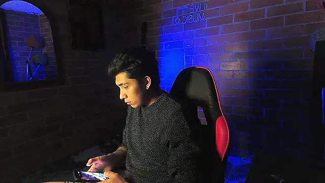 Snapshot of ethann2_ chatting on April 4, 6:22 am ethann2 online show from April 4, 6:22 am
