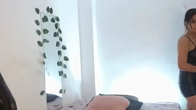 sahrah  online show from April 17, 9:12 am