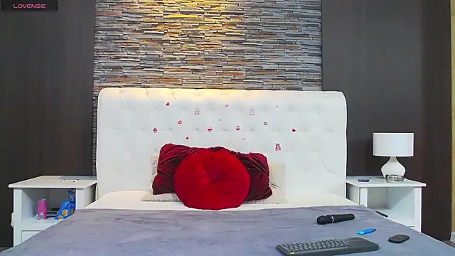 RaynaTess online show from April 17, 2:09 pm