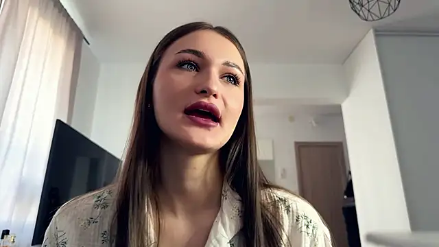 HallieHollo online show from April 4, 6:11 am