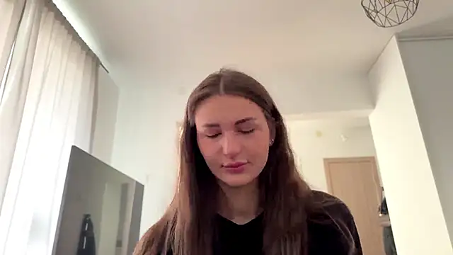 HallieHollo online show from April 16, 7:20 am