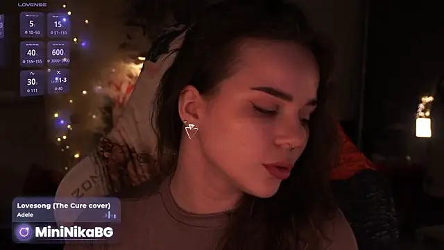 Snapshot of _MiniNika_ chatting on May 5, 3:42 pm MiniNika online show from May 5, 3:42 pm