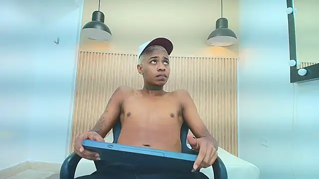 LUCA TURNER online show from April 17, 3:53 am