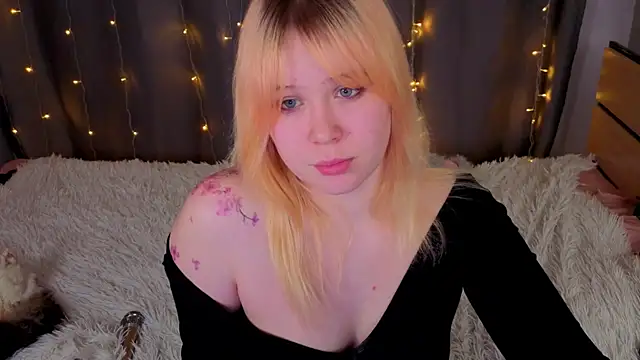 unburnedgirl online show from April 19, 6:10 pm