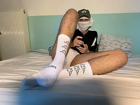 Snapshot of Rebeu_77 chatting on May 21, 6:26 pm Rebeu 77 online show from May 21, 6:26 pm