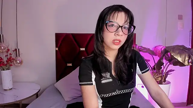 AliceThompsonn  online show from April 21, 12:56 am