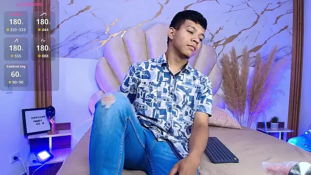 Miaa Hero online show from April 3, 7:23 pm