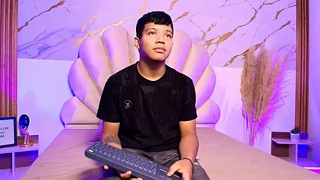 Miaa Hero online show from April 16, 7:14 pm