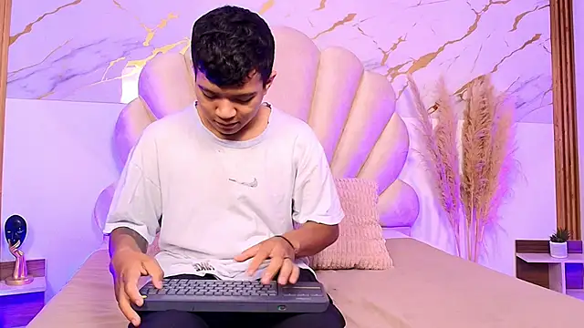 Miaa Hero online show from April 17, 7:39 pm