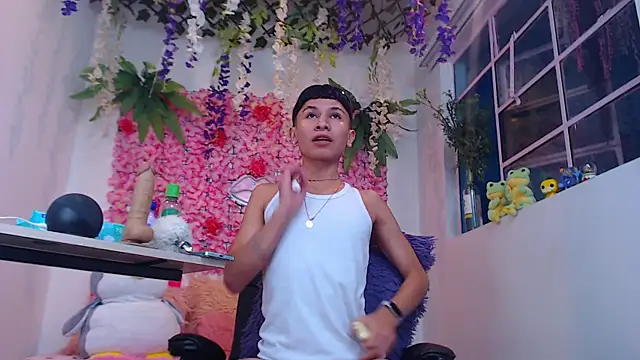 Thiagorincon22 online show from April 6, 11:05 pm