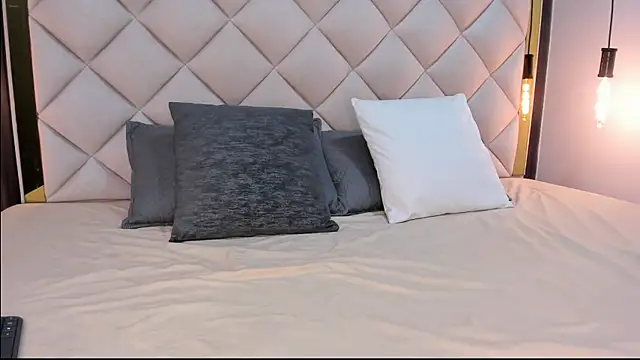 Snapshot of Lila_Moore__ chatting on April 22, 4:15 am Lila Moore online show from April 22, 4:15 am