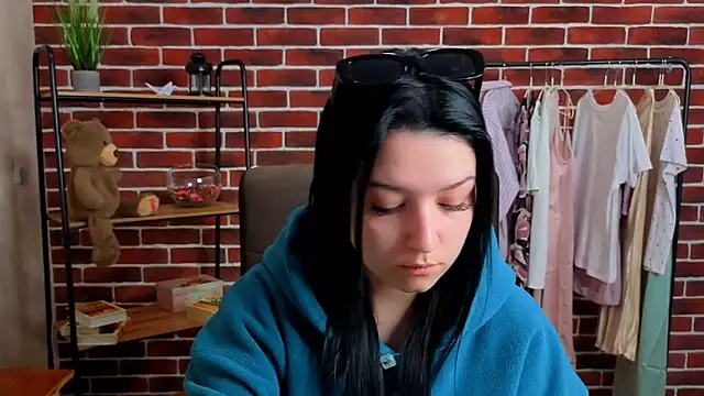 AnnaaPage online show from April 15, 1:40 pm