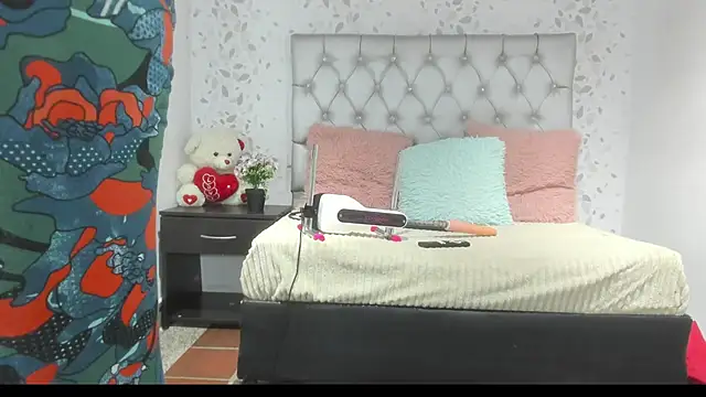 Snapshot of brenda_sofia69 chatting on May 26, 1:51 pm brenda sofia69 online show from May 26, 1:51 pm