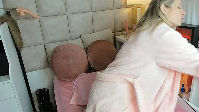 str4wberrysugar  online show from April 10, 7:13 am