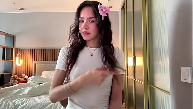 MinnaWatwood online show from April 14, 5:57 am