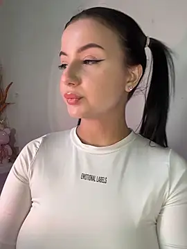 L0LA XO online show from April 10, 11:15 am