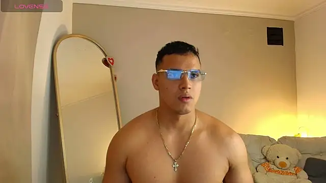 Maxi and Ares online show from April 5, 7:11 pm