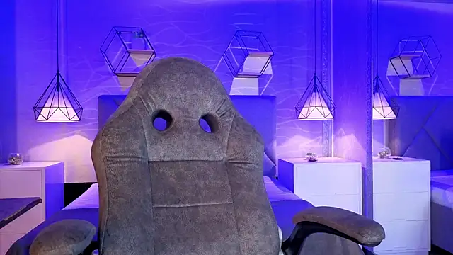 lhiamfitt10 online show from April 13, 2:55 pm