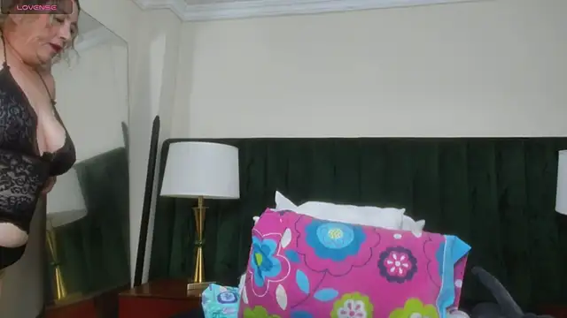 Snapshot of RoxanneSquirt chatting on May 16, 12:29 am RoxanneSquirt online show from May 16, 12:29 am