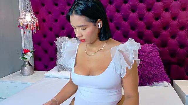 HilaryQueen  online show from April 15, 1:29 pm