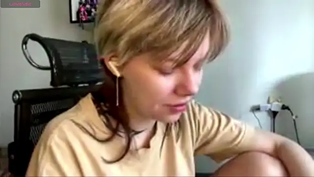 MadalynNosel online show from April 12, 7:13 am