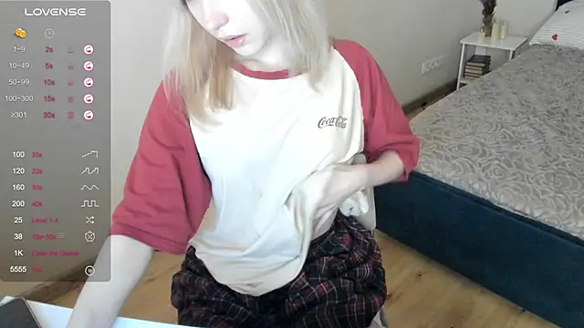 Snapshot of MiaKimiko chatting on May 21, 2:18 am MiaKimiko online show from May 21, 2:18 am
