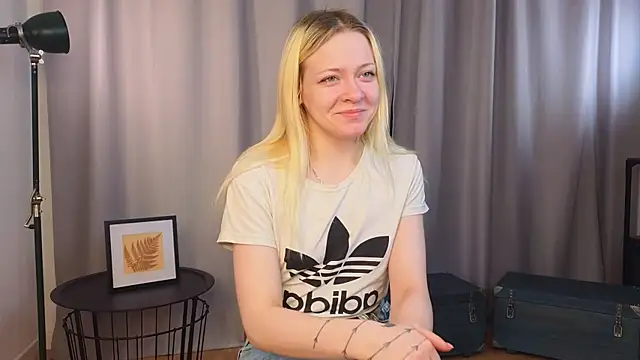 OliviaCaffery online show from April 16, 4:19 pm