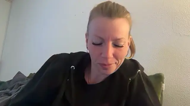 nursenextdoor901 online show from April 18, 5:11 am