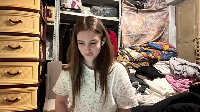 VelvetNoirra online show from April 8, 3:23 pm